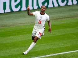 Raheem Sterling Dituding Diving Lawan Denmark, Isi Garasinya Bikin Takjub
