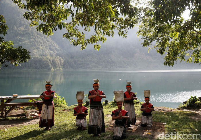 Marhobas dan Marbinda dari Sumatera Utara adalah tradisi berupa menyembelih hewan kaki empat lalu memasaknya dan membagikannya ke warga sekitar.