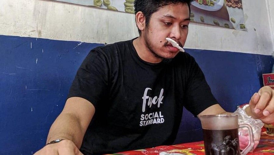 Tetap Lucu Meski Sedang Makan, Aksi Kocak Tretan Muslim Saat Makan Nasi Bebek