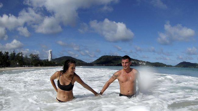 Setelah 14 hari, asalkan telah tiga tes virus Corona dengan hasil negatif, mereka baru diizinkan mengunjungi destinasi wisata Thailand lainnya.