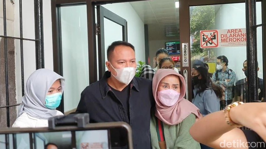 Vicky Prasetyo menangis dituntut 8 bulan penjara