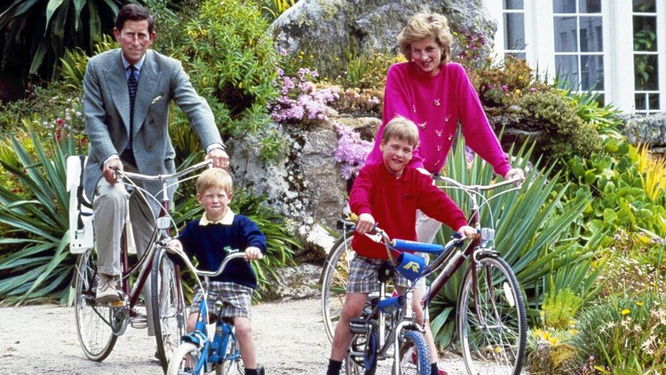 Warga Inggris merayakan ulang tahun Putri Diana yang ke-60. Putri Diana merupakan istri Pangeran Charles sebelum meninggal dalam kecelakaan mobil tahun 1997.