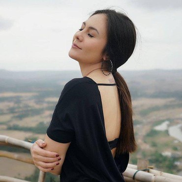 Tato di Punggung Mulus Wulan Guritno yang Jadi Sorotan