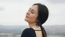 Tato di Punggung Mulus Wulan Guritno yang Jadi Sorotan