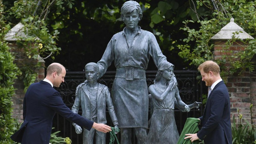 Britain's Prince William, left and Prince Harry unveil a statue they commissioned of their mother Princess Diana,  on what woud have been her 60th birthday, in the Sunken Garden at Kensington Palace, London, Thursday July 1, 2021. (Dominic Lipinski /Pool Photo via AP)