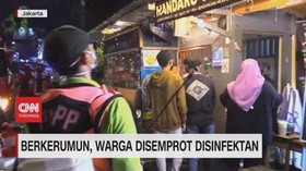 VDEO: Berkerumun, Warga Disemprot Disinfektan