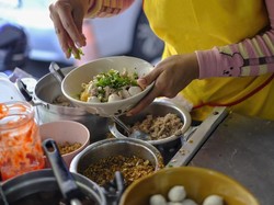 5 Jimat Penglaris Jualan Makanan, Celana Dalam hingga Air Liur