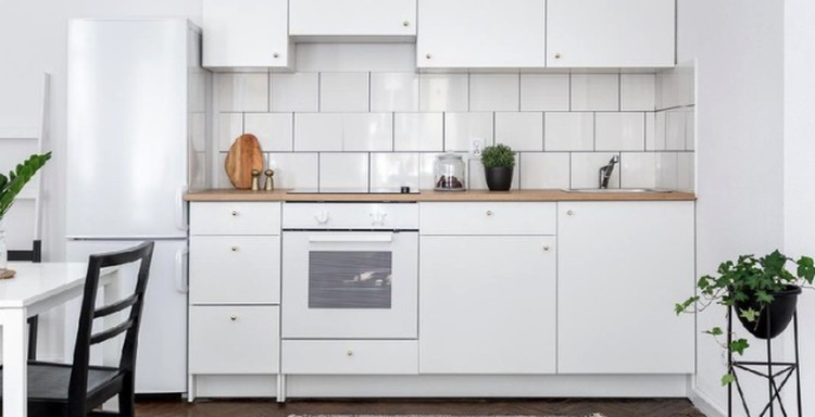 RAK TERBUKA HINGGA TANAMAN HIAS DI DAPUR Berencana mengubah dekorasi dapur dalam rumah minimalis agar lebih nyaman selama karantina? Berikut tips mendekor dapur rumah minimalis sesuai tren pandemi.