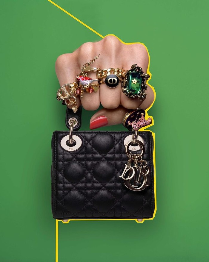 Rumah mode Dior mengeluarkan seri terbaru tas mewah, Dior Micro Bag pada Juni 2021.