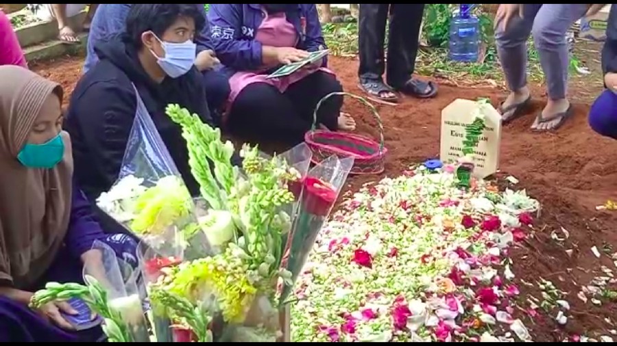 Disemayamkan di Bandung, Ini Penampakan Makam Mbak You