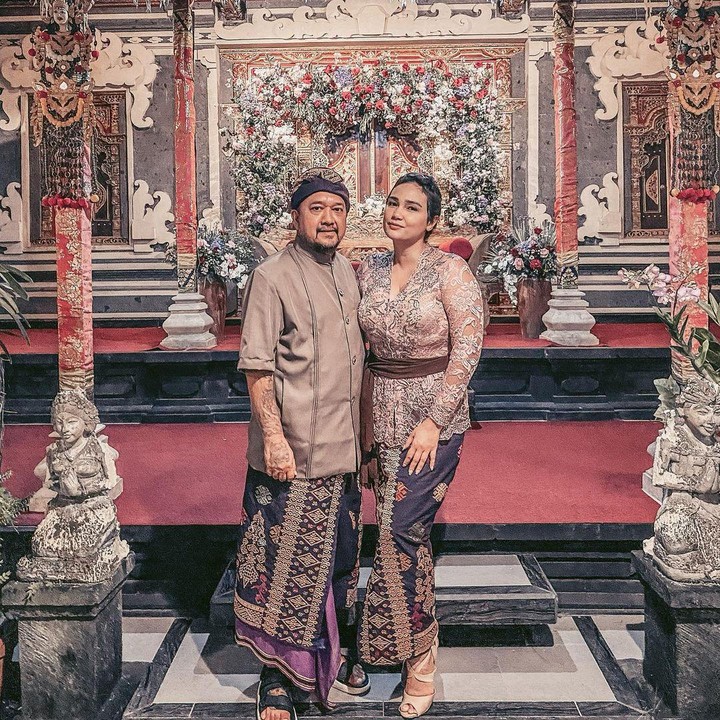 <p>Selain travelling dan menjelajahi pulau Dewata, Feby dan suami juga berkesempatan menghadiri sebuah acara pernikahan, Bunda. Mereka pun kompak mengenakan pakaian adat Bali dengan motif yang senada. (Foto: Instagram: @febyfebiola_)</p>