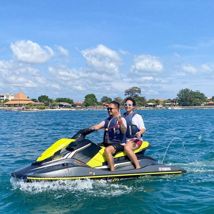 <p>Selama di Bali, Feby terlihat mengikuti berbagai kegiatan yang menyenangkan, Bunda. Salah satunya adalah bermain jetski di daerah Nusa Dua. (Foto: Instagram: @febyfebiola_)</p>