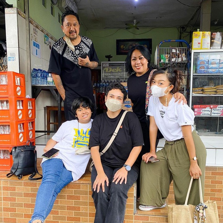 <p>Pada satu kesempatan, wanita 43 tahun ini mengunjungi Lapas Karang Asem, Bunda. Ia pun mencoba makanan khas Karang Asem bernama Blayag. (Foto: Instagram: @febyfebiola_)</p>