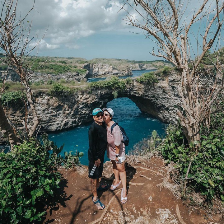 <p>Feby dan suami juga sering jalan-jalan menikmati keindahan alam, Bunda. Salah satunya adalah saat menikmati indahnya pulau Nusa Penida. (Foto: Instagram: @febyfebiola_)</p>