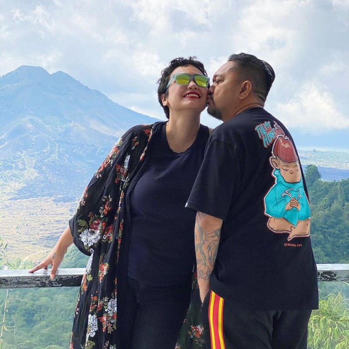 <p>Setelah di diagnosa mengidap kanker ovarium, artis cantik Feby Febiola memutuskan untuk pindah ke Bali bersama sang suami, Franky Sihombing. Mereka pun hidup dengan sederhana, Bunda. (Foto: Instagram: @febyfebiola_)</p>