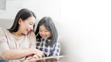MENUNJUKKAN RASA BANGGA KE ANAK: BERIKAN KATA PENGUATAN