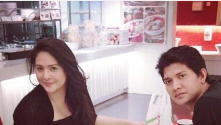 Romantisnya Iko Uwais dan Audy Item saat Dinner dengan Menu Soto Betawi