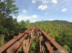 Jembatan Kereta Api Terpanjang di Indonesia yang Diselimuti Mitos