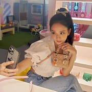 Intip Gaya Para Selebriti Korea Berpose dengan Dior Micro Bag