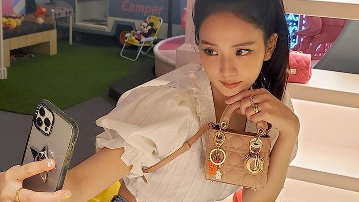 Intip Gaya Para Selebriti Korea Berpose dengan Dior Micro Bag