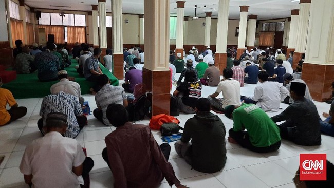 Sejumlah masjid di wilayah Jakarta dan Bekasi yang menggelar Salat Jumat berjemaah di masa PPKM darurat, tidak mematuhi protokol kesehatan.