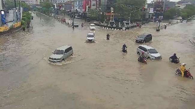 Hujan lebat disertai sistem drainase yang tak menampung picu banjir di sejumlah titik di Samarinda.