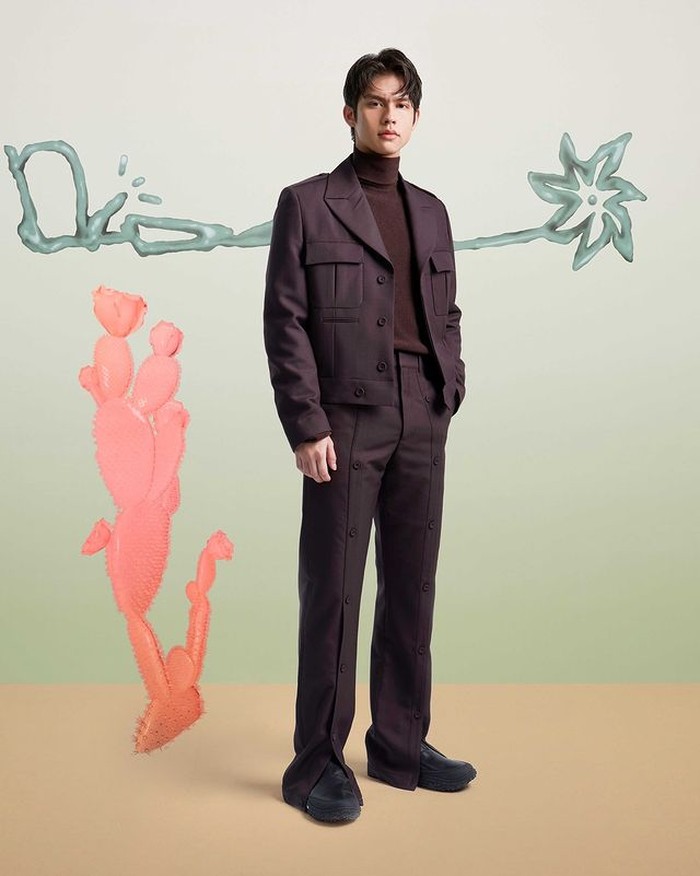 Tidak hanya Win Metawin, lawan main Win dalam series 2gether, Bright juga hadir untuk Cactus Jack Dior. Bright tampil rapi dengan berbalut koleksi Dior. Bright juga mengenakan koleksi Dior Winter untuk kali ini (instagram.com/dior)