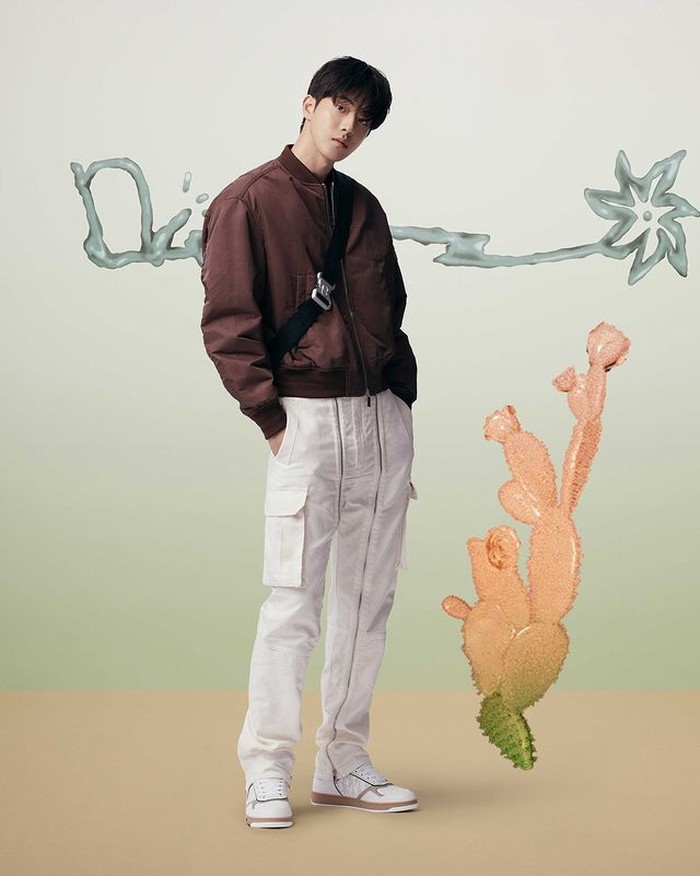 Banyak aktor Korea yang tampil untuk kolaborasi hits tahun ini. Male lead dalam drama Korea, Start Up, Nam Joo Hyuk tampil modis dengan koleksi Dior. Kali ini Nam Joo Hyuk mengenakan koleksi Dior Summer 2022 (instagram.com/dior)