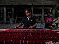 Jerit Perajin Dibalik Keindahan Kain Ulos Khas Batak
