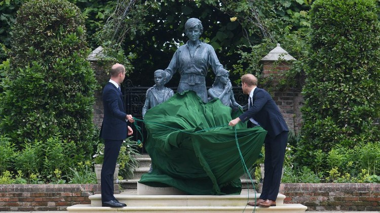 LONDON, ENGLAND - JULY 01: Prince Harry, Duke of Sussex and Prince William, Duke of Cambridge speak with garden designer Pip Morrison, during the unveiling of a statue they commissioned of their mother Diana, Princess of Wales, in the Sunken Garden at Kensington Palace, on what would have been her 60th birthday on July 1, 2021 in London, England. Today would have been the 60th birthday of Princess Diana, who died in 1997. At a ceremony here today, her sons Prince William and Prince Harry, the Duke of Cambridge and the Duke of Sussex respectively, will unveil a statue in her memory. (Photo by Dominic Lipinski - WPA Pool/Getty Images)