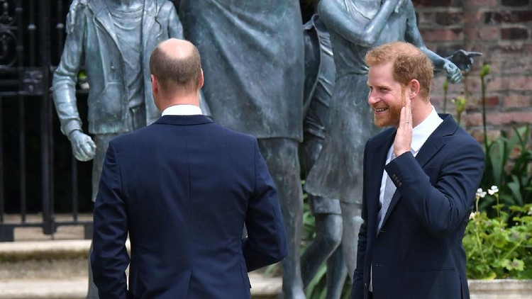LONDON, ENGLAND - JULY 01: Prince Harry, Duke of Sussex and Prince William, Duke of Cambridge speak with garden designer Pip Morrison, during the unveiling of a statue they commissioned of their mother Diana, Princess of Wales, in the Sunken Garden at Kensington Palace, on what would have been her 60th birthday on July 1, 2021 in London, England. Today would have been the 60th birthday of Princess Diana, who died in 1997. At a ceremony here today, her sons Prince William and Prince Harry, the Duke of Cambridge and the Duke of Sussex respectively, will unveil a statue in her memory. (Photo by Dominic Lipinski - WPA Pool/Getty Images)