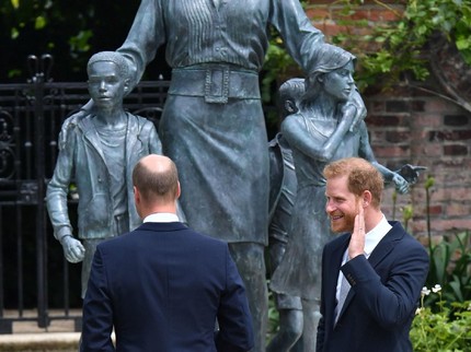 Pangeran Harry Akan Beberkan Kisahnya saat Berjalan di Belakang Peti Mati Putri Diana