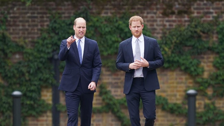 Pangeran William dan Pangeran di Peresmian Patung Putri Diana LONDON, ENGLAND - JULY 01: Prince Harry, Duke of Sussex and Prince William, Duke of Cambridge speak with garden designer Pip Morrison, during the unveiling of a statue they commissioned of their mother Diana, Princess of Wales, in the Sunken Garden at Kensington Palace, on what would have been her 60th birthday on July 1, 2021 in London, England. Today would have been the 60th birthday of Princess Diana, who died in 1997. At a ceremony here today, her sons Prince William and Prince Harry, the Duke of Cambridge and the Duke of Sussex respectively, will unveil a statue in her memory. (Photo by Dominic Lipinski - WPA Pool/Getty Images)