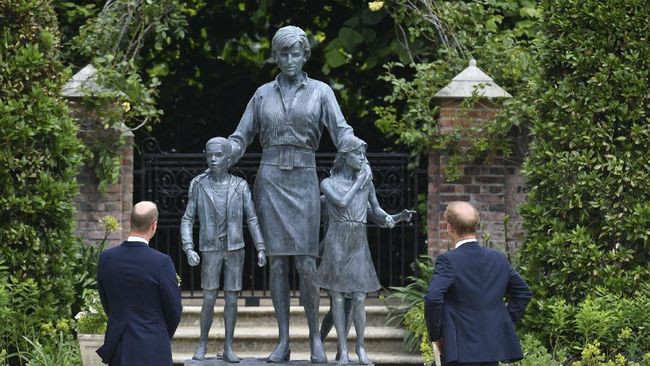 Pangeran William dan Harry tampil bersama saat menyingkap patung Putri Diana, ibu mereka di Instana Kensington, Inggris, Kamis (1/7).