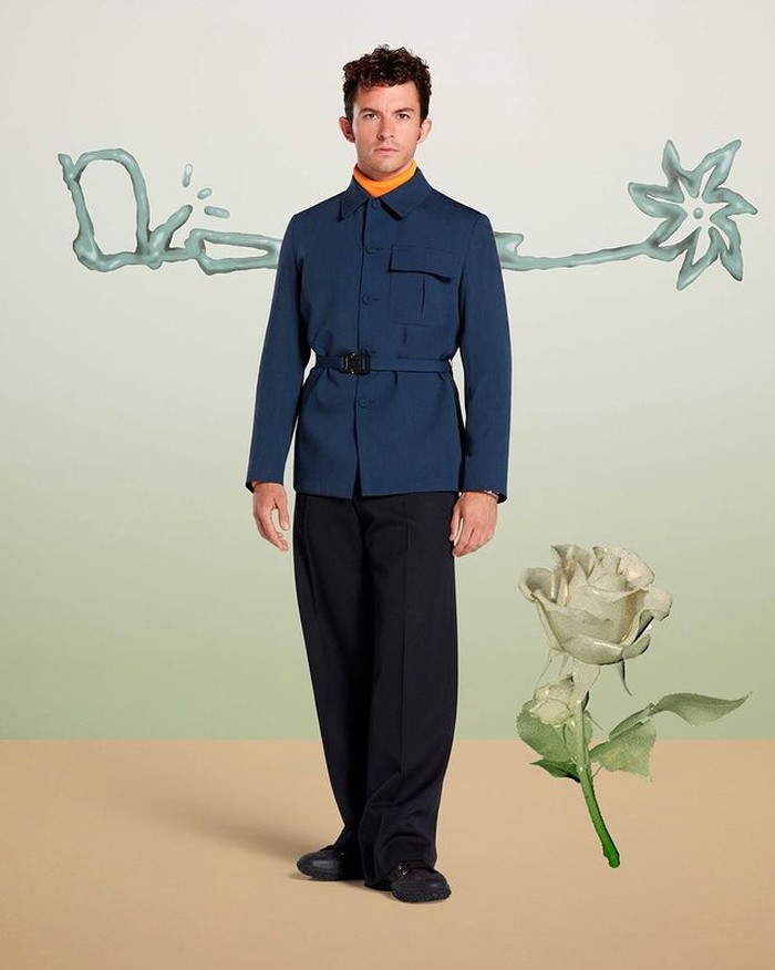 Series yang cukup booming di Netflix, Bridgeton, menarik perhatian Dior. Pemeran Bridgeton, Jonathan Bailey diundang untuk menghadiri launching Cactus Jack Dior. Bailey mengenakan busana koleksi Dior Men Fall 2021 (instagram.com/dior)
