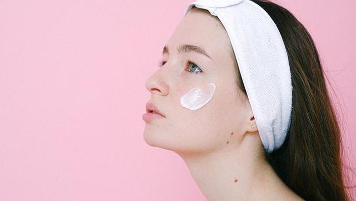 4 Kesalahan Memakai Clay Mask yang Membuat Hasilnya Kurang Maksimal 4 Kesalahan Memakai Clay Mask yang Membuat Hasilnya Kurang Maksimal