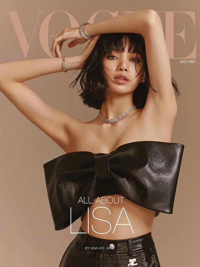 Personel BLACKPINK asal Thailand, yakni Lisa, muncul di cover majalah Vogue Hong Kong untuk edisi Juli 2021. Hal ini merupakan kali kedua untuknya menghiasi sampil majalah kenamaan yang satu ini, setelah terakhir pada Desember 2019. (Foto: voguehk.com)