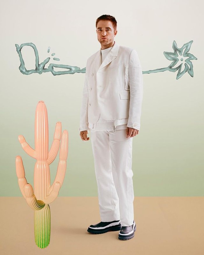 Membuka koleksi Dior Summer, Dior sukses mengandeng musisi Travis Scott untuk kolaborasi. Aktor Robert Pattinson menghadiri launching Dior x Travis Scott. Robert mengenakan all white Dior x Sacai dari koleksi Dior Spring (foto: nstagram.com/dior)