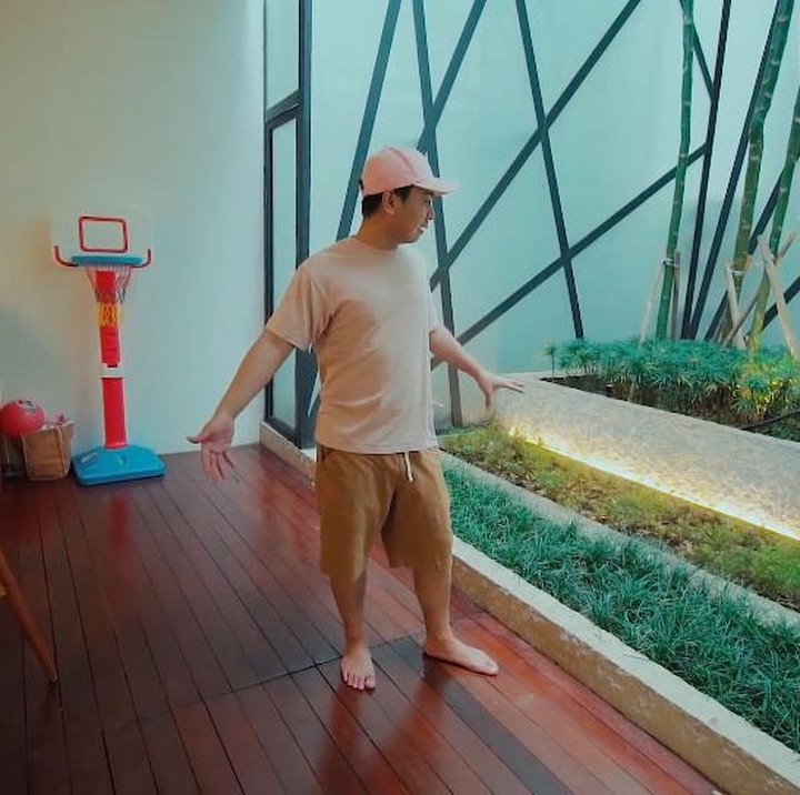 <p>Rumah penulis dan aktor Raditya Dika memang dikenal megah dan mewah ya, Bunda. Meski begitu, cerita soal rumahnya yang berhantu ini pun sudah ketahui banyak orang dan menjadi konsumsi publik.  Diketahui, asisten Raditya Dika pernah mengundurkan diri akibat gangguan makhluk tak kasat mata di sana, lho. Kejadian yang muncul pun beragam, mulai dari kursi yang bergerak sendiri hingga penampakan genderuwo di lantai 3. (Foto: YouTube/Raditya Dika)</p>