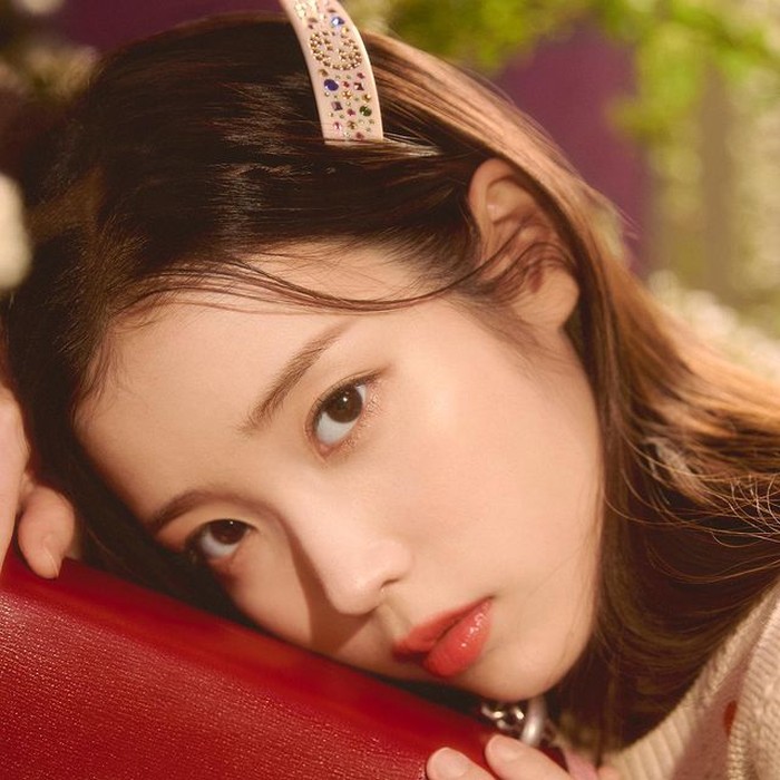 Selalu menjuarai Kpopchart, penyanyi dan penulis lagu IU mengenakan koleksi lipstick Gucci Beauty Rouge à Lèvres Mat shade 502 ‘Eadie Scarlet’ dengan finish matte yang cantik (foto: instagram.com/guccibeauty)