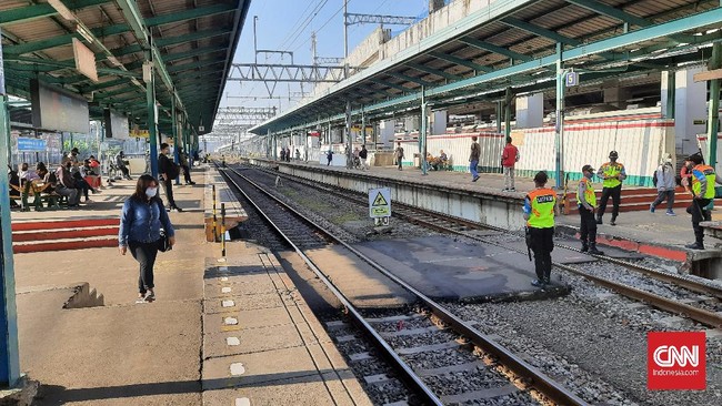 Jelang pemberlakuan PPKM darurat 3 Juli 2021, suasana Stasiun Kereta Manggarai terpantau sepi, tak seperti hari biasa.