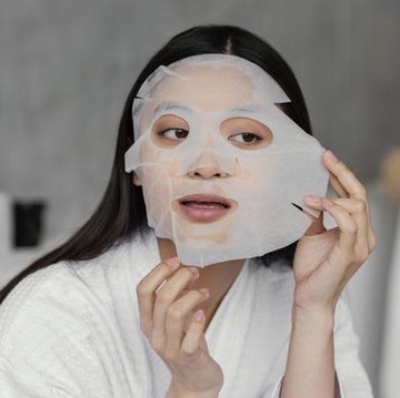 img-title Kesalahan Memakai Sheet Mask yang Masih Sering Dilakukan, Hasilnya Jadi Nggak Maksimal