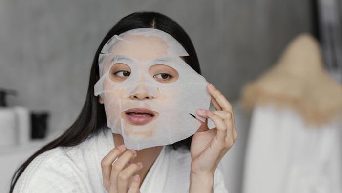 Kesalahan Memakai Sheet Mask yang Masih Sering Dilakukan, Hasilnya Jadi Nggak Maksimal