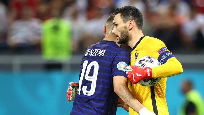 Striker Karim Benzema membantu kiper Hugo Lloris menahan tendangan penalti Swiss di babak 16 besar Euro 2020 (Euro 2021).