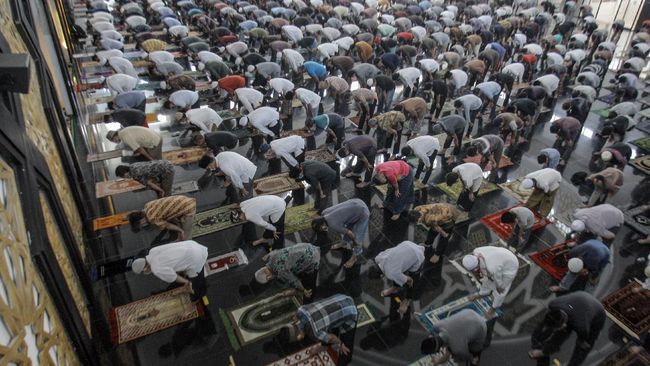Rangkuman Covid: Tempat Ibadah Tak Ditutup, Oksigen Menipis Sejumlah perkembangan terkait Covid-19 hari ini mencakup edaran soal tempat ibadah yang tak ditutup hingga puluhan pasien isolasi mandiri meninggal.