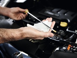 Cara Cek Oli Mobil Pakai Dipstick