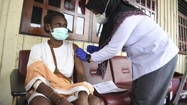 Isu vaksinasi dapat menghapus etnis tertentu yang menyebar di Papua dibantah oleh Wagub Papua Barat Muhamad Lakotani.