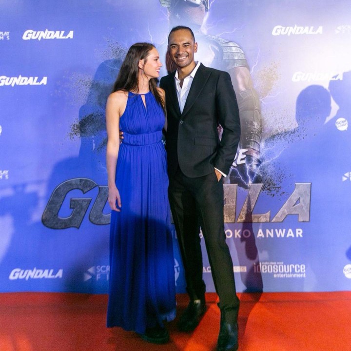 <p>Valentine bertemu dengan Ario Bayu di 2013 lewat proyek film <em>Heat Wave.</em> Ia bertugas sebagai pelatih dialog. Sedangkan Ario Bayu menjadi aktor di film tersebut. (Foto: Instagram: @valentinepayen)</p>