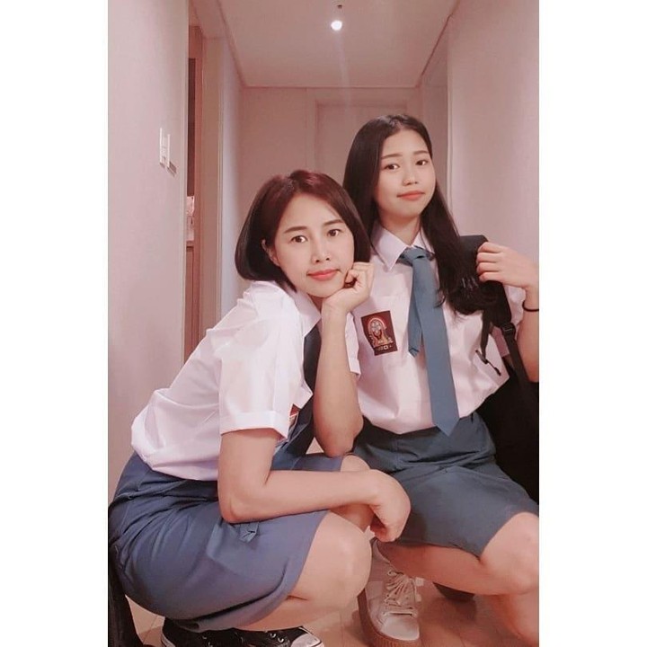 <p>Yannie Kim juga pernah menemani sang putri memakai seragam SMA Indonesia lho. Terlihat seperti kakak adik nih! (Foto: Instagram: @soobin.ko)</p>