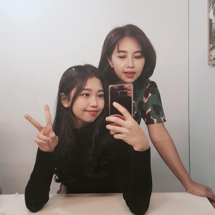 <p>Sama-sama jago akting, kebersamaan Yannie Kim dan Ko Soobin juga terlihat dari cara mereka mengambil foto. Tengok saja gaya kompak mereka saat mirror selfie. (Foto: Instagram: @soobin.ko)</p>